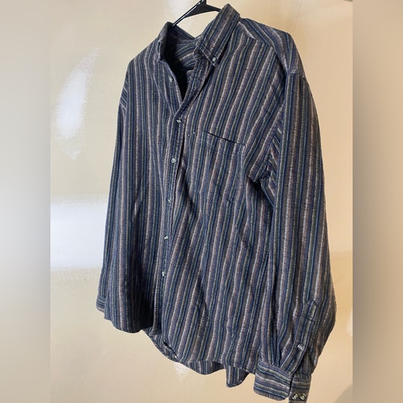 Here is a Preswick & Moore button up perfect for the upcoming fall season. - Picture 1 of 4